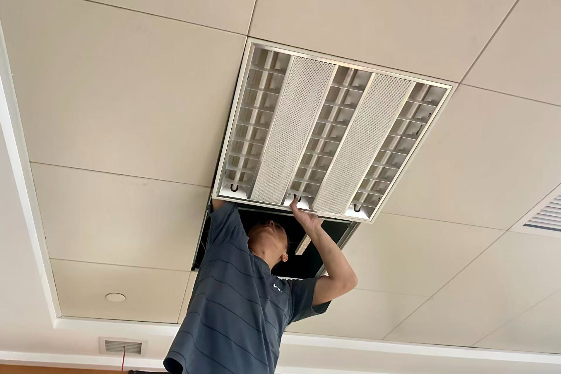 武汉智能照明改造:市国资委办公楼灯具安装工程稳步推进 武汉智能照明改造:市国资委办公楼灯具安装工程稳步推进